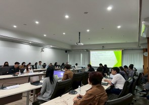 การประชุมคณะทำงานศึกษาแนวทางการกำหนดมาตรการควบคุมสารเบนซีน และสาร 1,3-บิวทาไดอีน ในบรรยากาศบริเวณริมรั้วโรงงานในกลุ่มนิคมอุตสาหกรรมและท่าเรืออุตสาหกรรมพื้นที่มาบตาพุด ครั้งที่ 2/2568